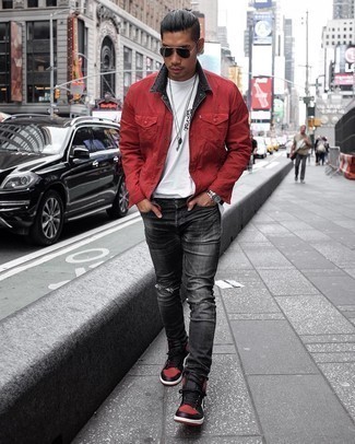 Comment porter un t-shirt à col rond avec une veste-chemise pour un style relax en automne