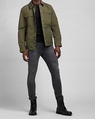 Comment porter un t-shirt à col rond avec une veste-chemise pour un style relax en automne