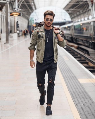 Comment porter un t-shirt à col rond avec une veste-chemise pour un style relax en automne