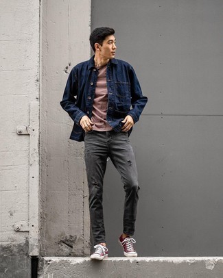 Comment porter un t-shirt à col rond avec une veste-chemise pour un style relax en automne