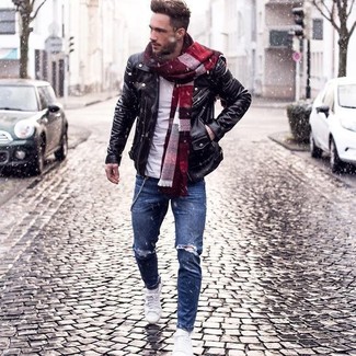 Comment porter un t-shirt à col rond avec un jean skinny