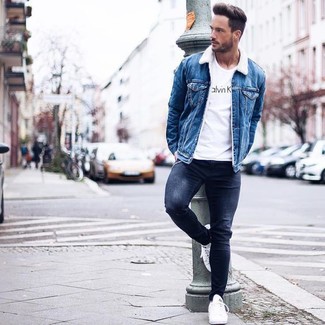 Comment porter un t-shirt à col rond avec un jean skinny