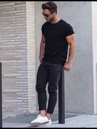 Comment porter un t-shirt à col rond avec un jean skinny