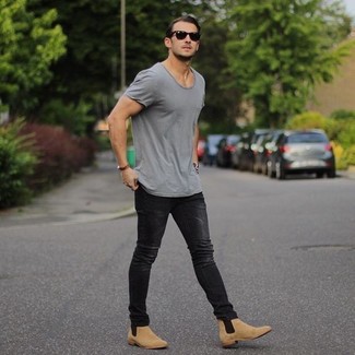 Comment porter un t-shirt à col rond avec un jean skinny