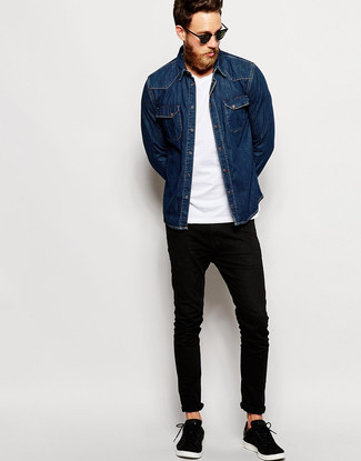 Comment porter un t-shirt à col rond avec un jean skinny