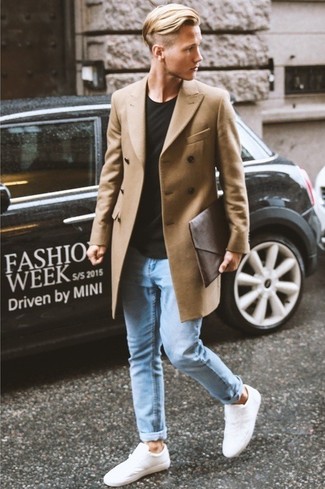 Comment porter un t-shirt à col rond avec un jean skinny