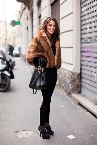 Comment porter des bottines découpées quand il fait frais