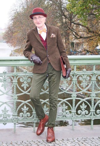 Comment porter un blazer marron foncé quand il fait frais