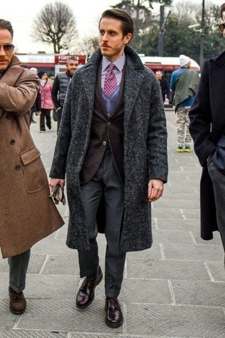 Comment porter un blazer marron foncé quand il fait frais