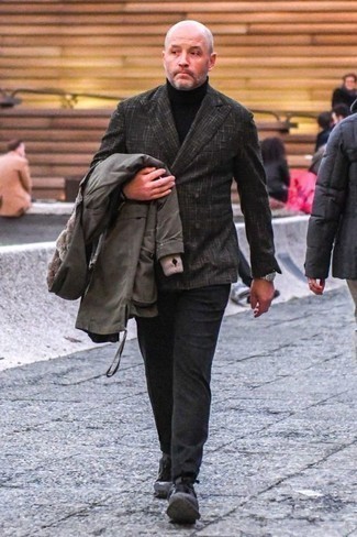 Comment porter un blazer marron foncé quand il fait froid