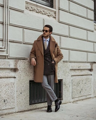 Comment porter un blazer marron foncé quand il fait froid
