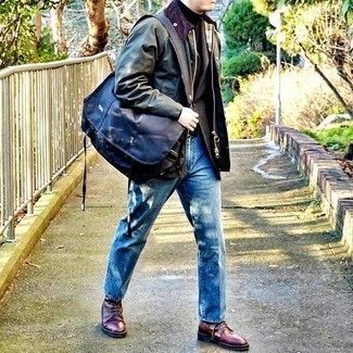 Comment porter un blazer marron foncé quand il fait frais