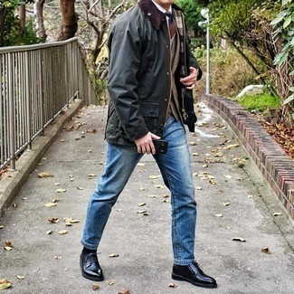 Comment porter un blazer marron foncé quand il fait frais