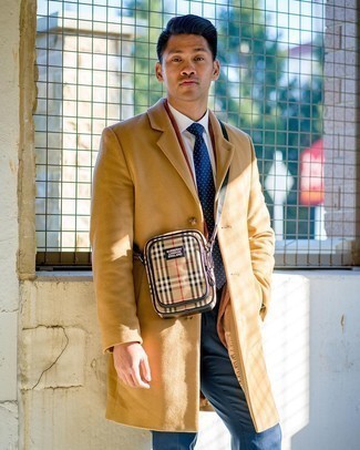 Comment porter un blazer marron foncé quand il fait frais