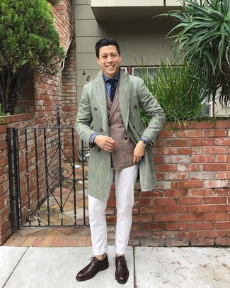 Comment porter un blazer marron foncé quand il fait froid