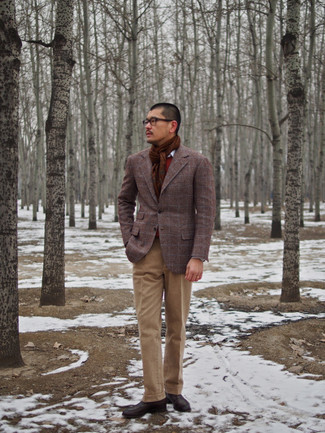 Comment porter un blazer marron foncé quand il fait frais