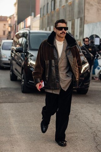 Comment porter un blazer marron foncé quand il fait froid