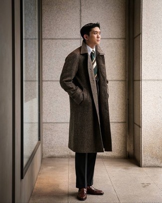 Comment porter un blazer marron foncé quand il fait frais
