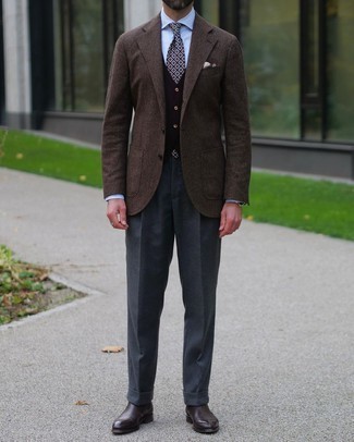 Comment porter un blazer marron foncé quand il fait frais