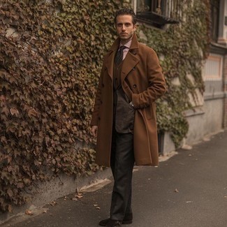 Comment porter un blazer marron foncé quand il fait frais