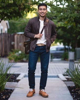 Comment porter un blouson aviateur marron foncé pour un style chic decontractés quand il fait chaud