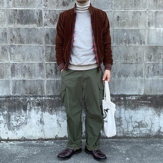 Comment porter un blouson aviateur marron foncé pour un style chic decontractés quand il fait chaud