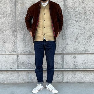 Comment porter un blouson aviateur marron foncé pour un style chic decontractés quand il fait chaud