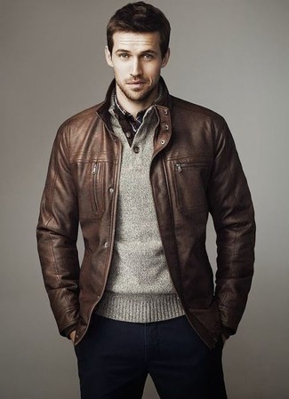 Comment porter un blouson aviateur marron foncé pour un style chic decontractés quand il fait chaud