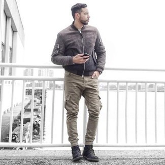 Comment porter un blouson aviateur marron foncé quand il fait chaud