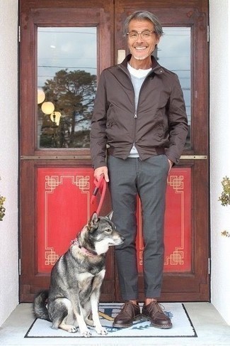 Comment porter un blouson aviateur marron foncé pour un style chic decontractés quand il fait chaud