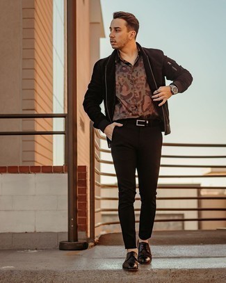 Comment porter un blouson aviateur marron foncé pour un style chic decontractés quand il fait chaud