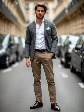 Comment porter des chaussures brogues marron foncé en été