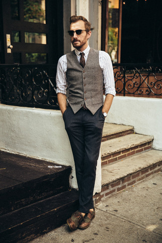 Comment porter des chaussures brogues marron foncé pour un style elégantes quand il fait chaud