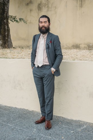Comment porter des chaussures brogues marron foncé en été