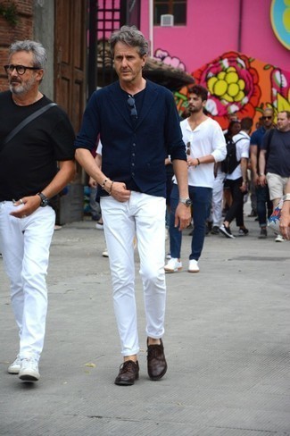 Comment porter des chaussures brogues marron foncé en été