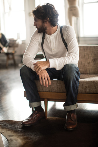 Comment porter des chaussures brogues marron foncé en été