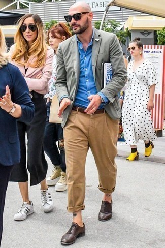 Comment porter des chaussures brogues marron foncé en été