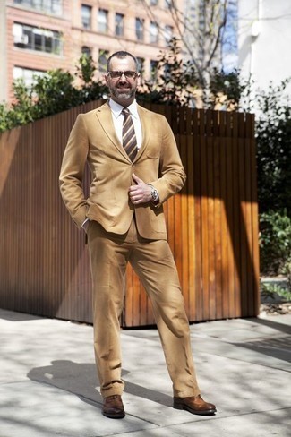 Comment porter des chaussures brogues marron foncé en été