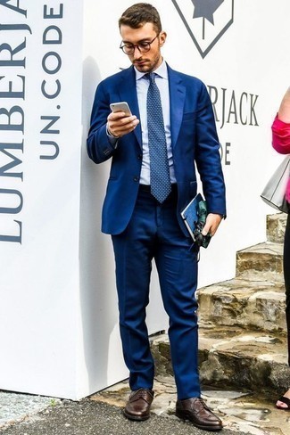 Comment porter des chaussures brogues marron foncé en été