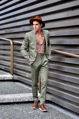 Comment porter des chaussures brogues marron foncé pour un style elégantes quand il fait chaud