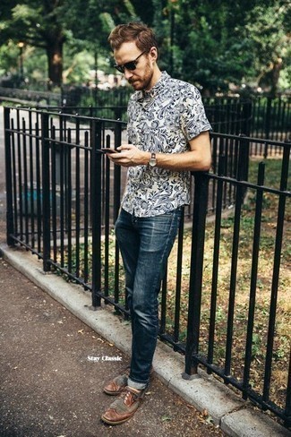 Comment porter des chaussures brogues marron foncé en été