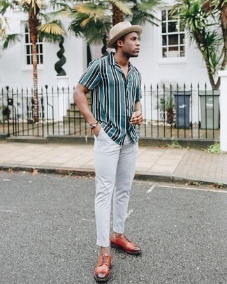 Comment porter des chaussures brogues marron foncé en été