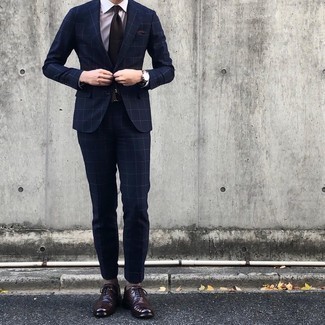 Comment porter des chaussures brogues marron foncé pour un style elégantes quand il fait chaud