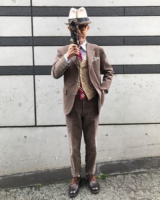 Comment porter des chaussures brogues marron foncé pour un style elégantes quand il fait chaud