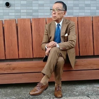 Comment porter des chaussures brogues marron foncé en été