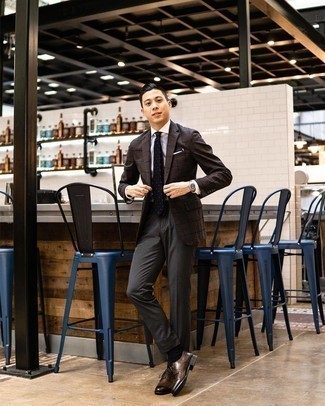 Comment porter des chaussures brogues marron foncé pour un style elégantes quand il fait chaud