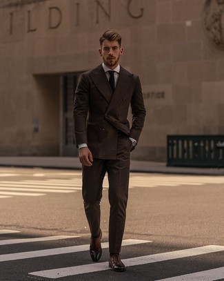 Comment porter des chaussures brogues marron foncé quand il fait chaud