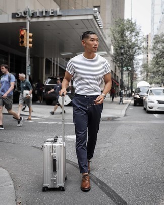 Comment porter des chaussures brogues marron foncé en été