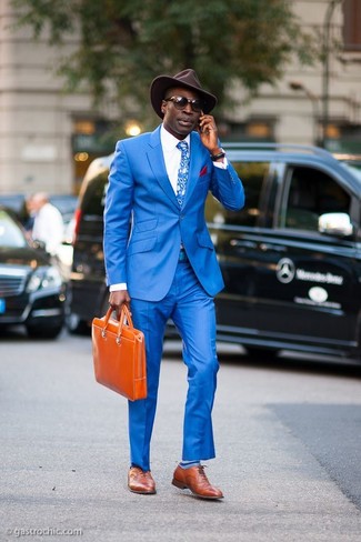 Comment porter des chaussures brogues marron foncé en été