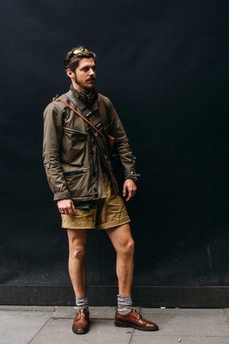 Comment porter des chaussures brogues marron foncé en été